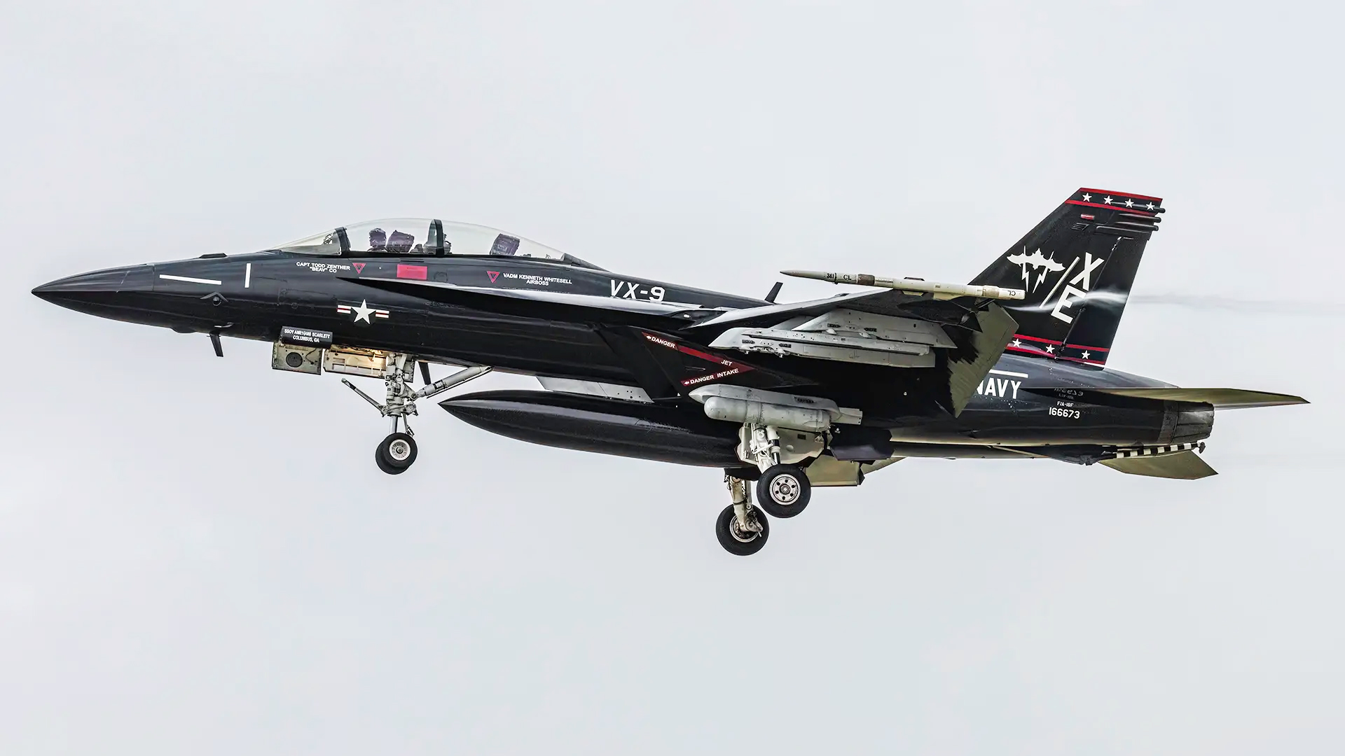 F / a - 18超级大黄蜂在复古的光泽黑色油漆方案出现